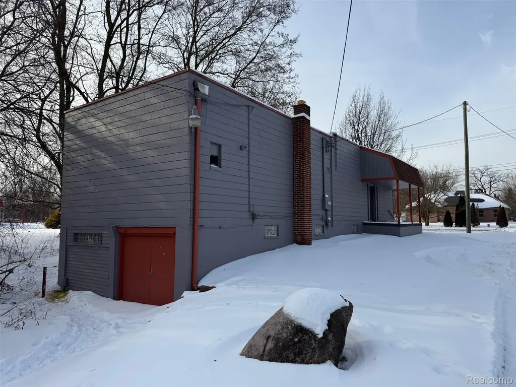 595 Orchard Lake Road Pontiac City MI 48341