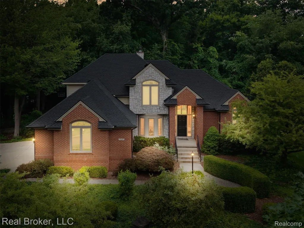260 Forest Crest Drive Commerce Charter Township MI 48390