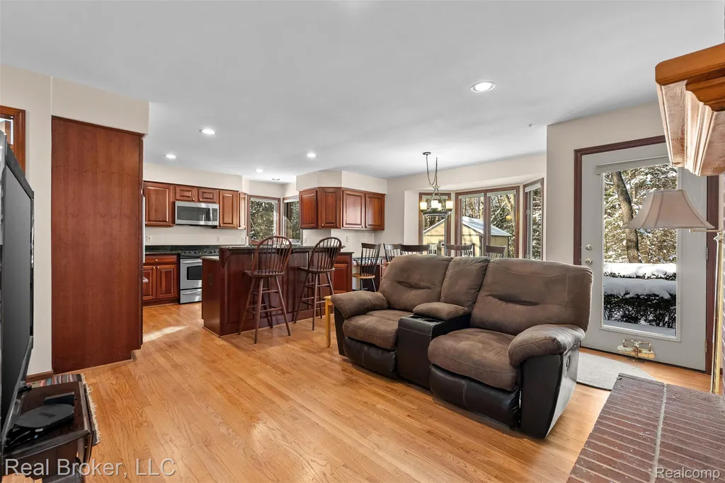 260 Forest Crest Drive Commerce Charter Township MI 48390
