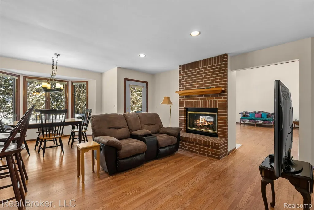 260 Forest Crest Drive Commerce Charter Township MI 48390