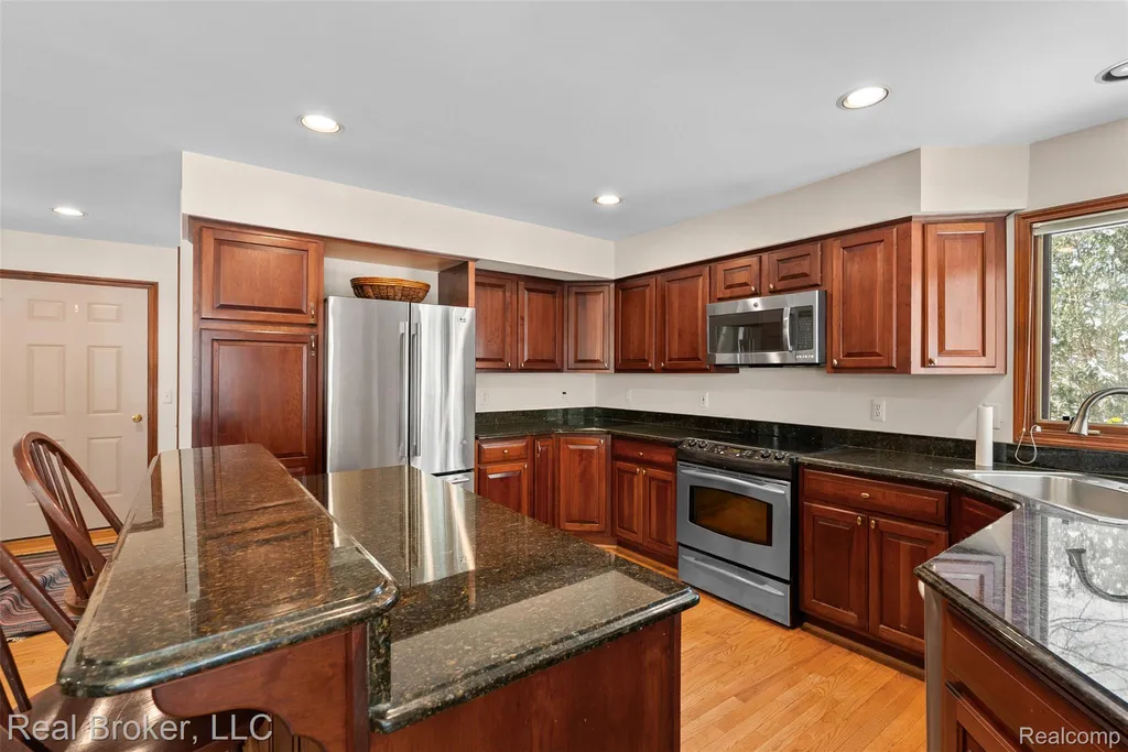 260 Forest Crest Drive Commerce Charter Township MI 48390