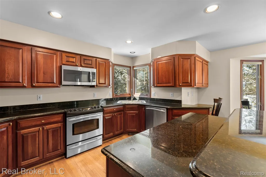 260 Forest Crest Drive Commerce Charter Township MI 48390