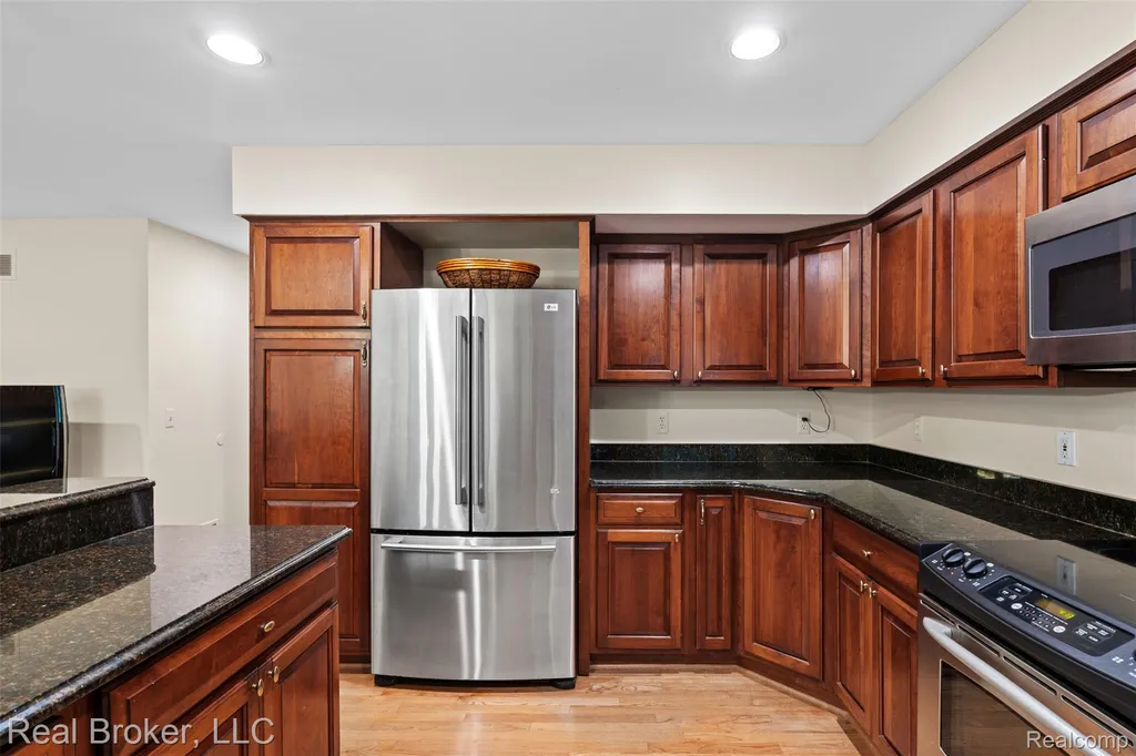 260 Forest Crest Drive Commerce Charter Township MI 48390