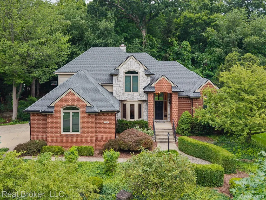 260 Forest Crest Drive Commerce Charter Township MI 48390