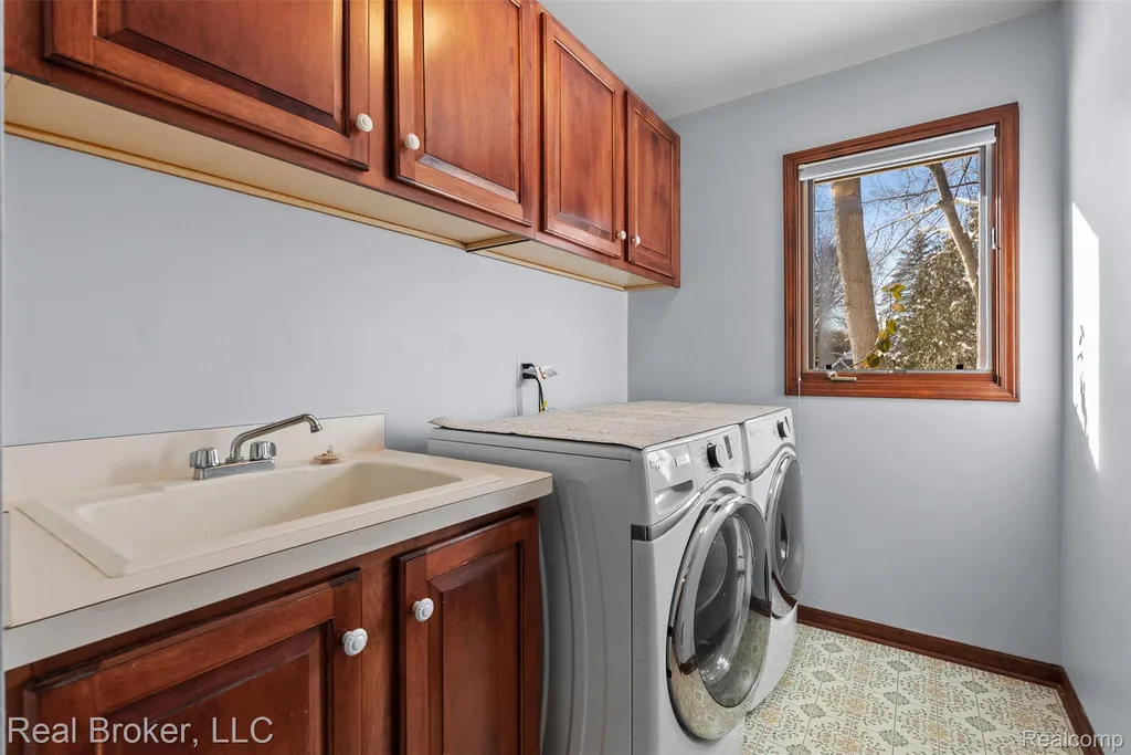 260 Forest Crest Drive Commerce Charter Township MI 48390
