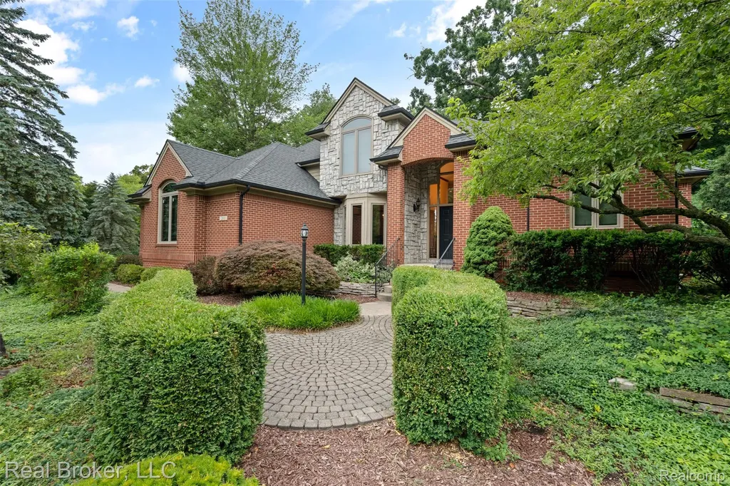 260 Forest Crest Drive Commerce Charter Township MI 48390