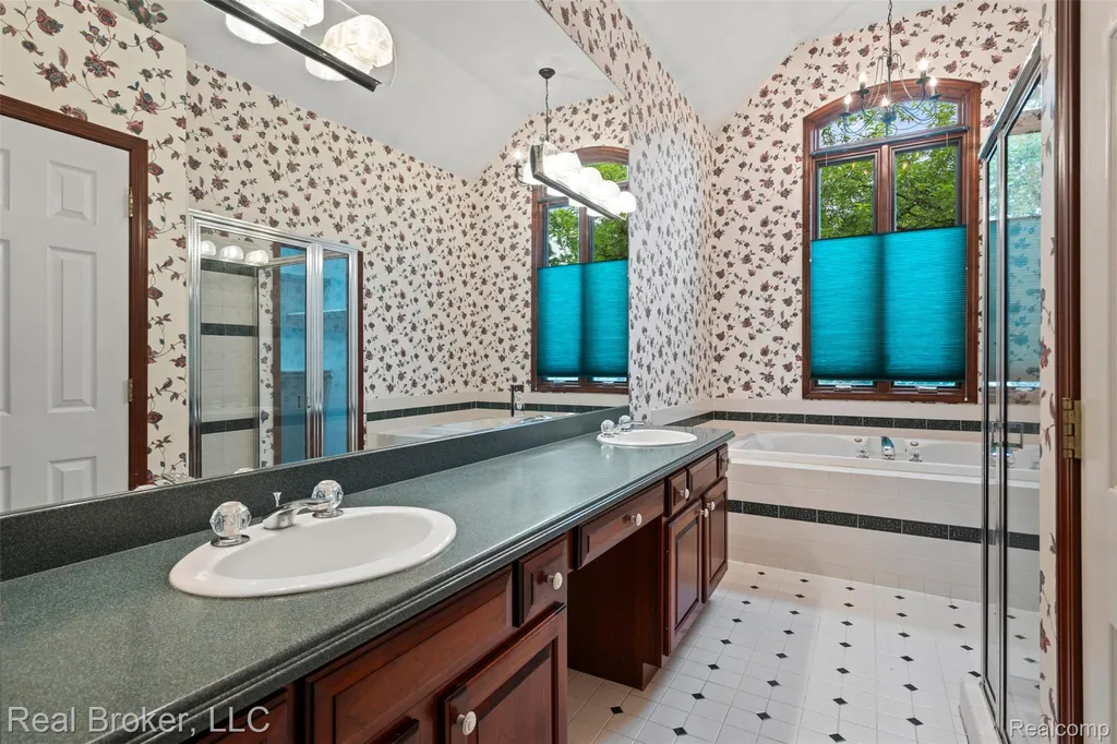 260 Forest Crest Drive Commerce Charter Township MI 48390