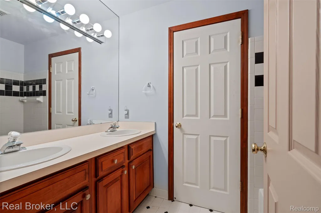 260 Forest Crest Drive Commerce Charter Township MI 48390
