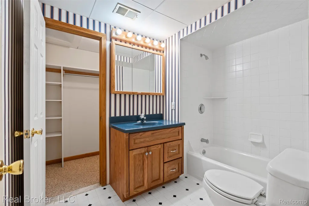 260 Forest Crest Drive Commerce Charter Township MI 48390