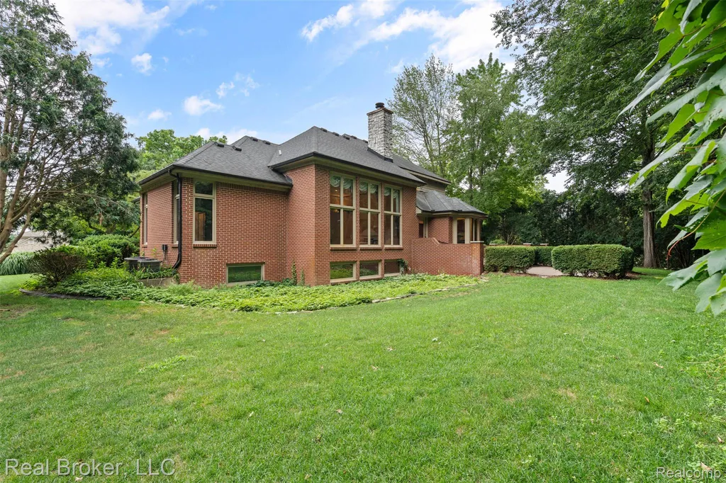 260 Forest Crest Drive Commerce Charter Township MI 48390