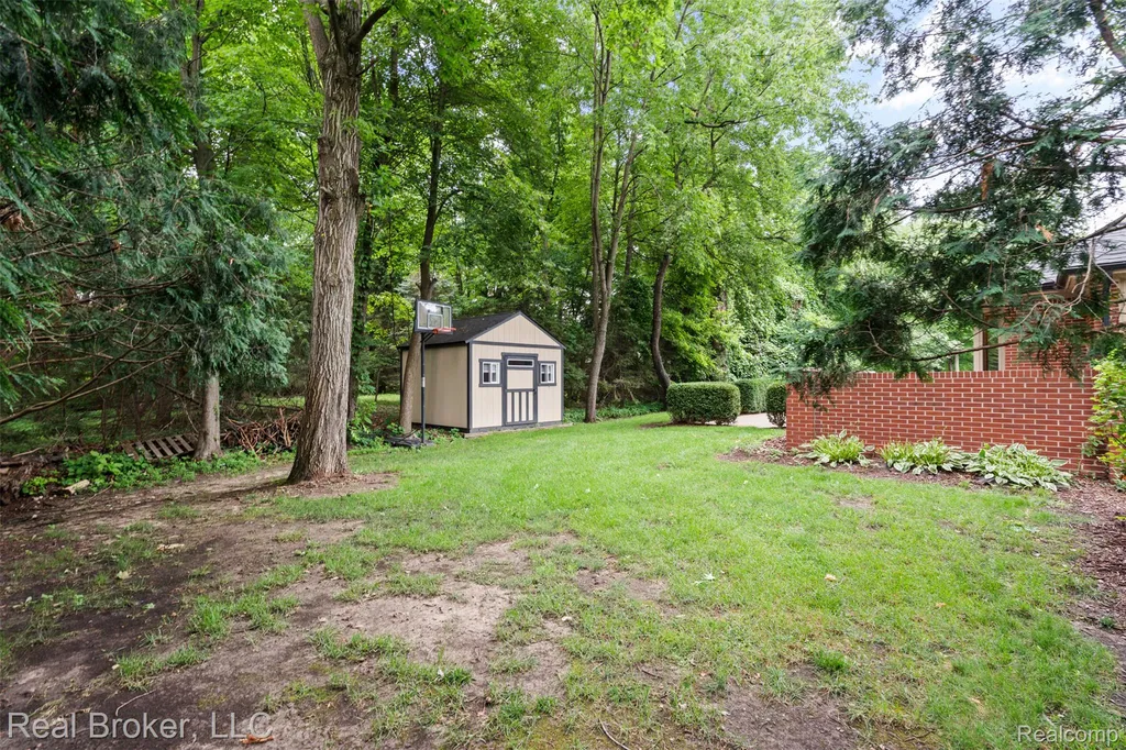 260 Forest Crest Drive Commerce Charter Township MI 48390