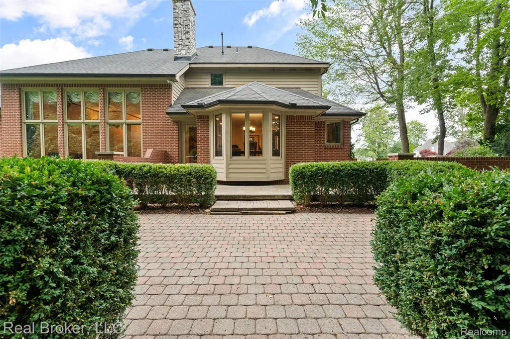 260 Forest Crest Drive Commerce Charter Township MI 48390
