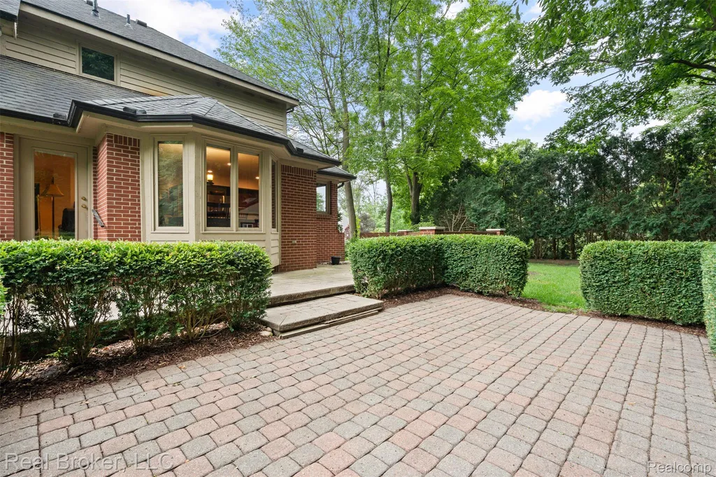 260 Forest Crest Drive Commerce Charter Township MI 48390