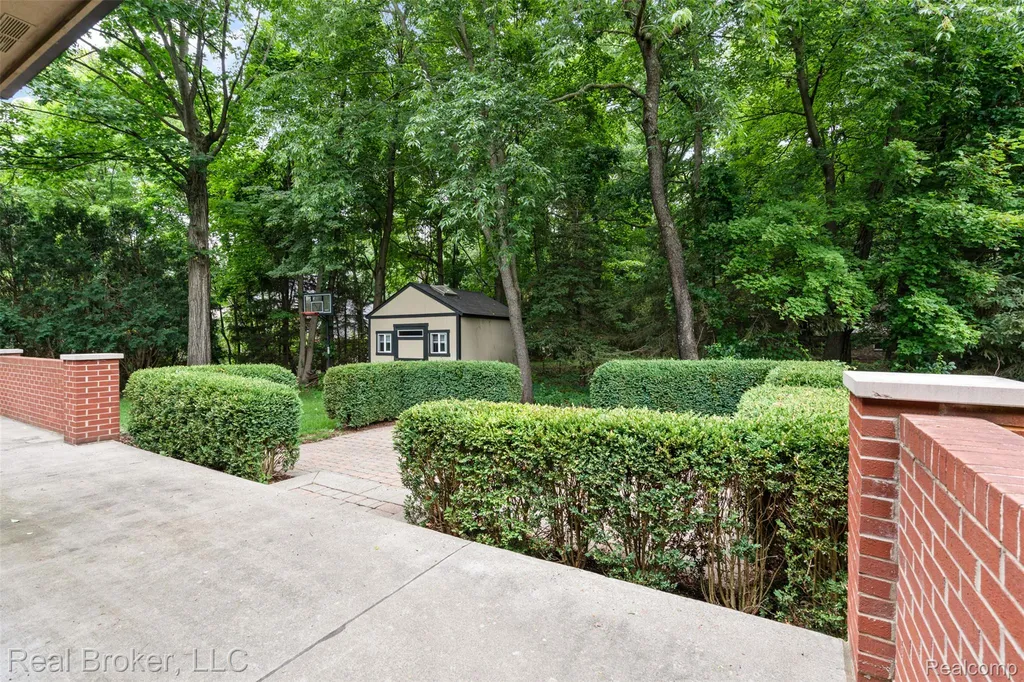 260 Forest Crest Drive Commerce Charter Township MI 48390