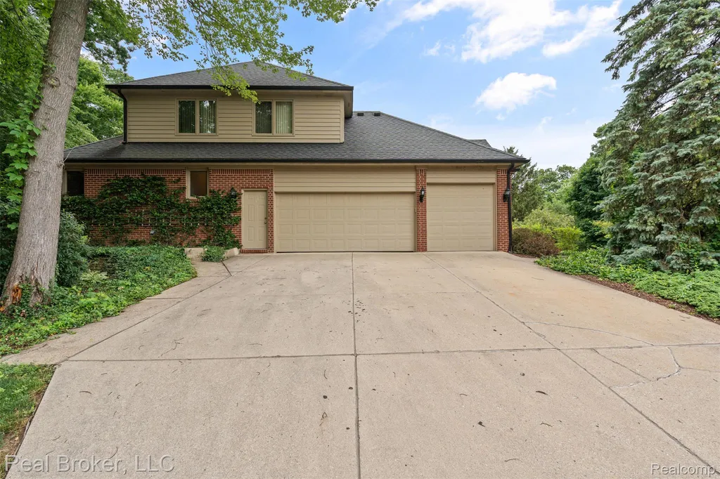 260 Forest Crest Drive Commerce Charter Township MI 48390