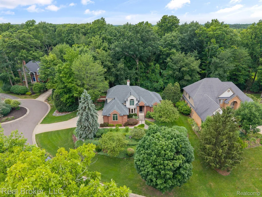 260 Forest Crest Drive Commerce Charter Township MI 48390