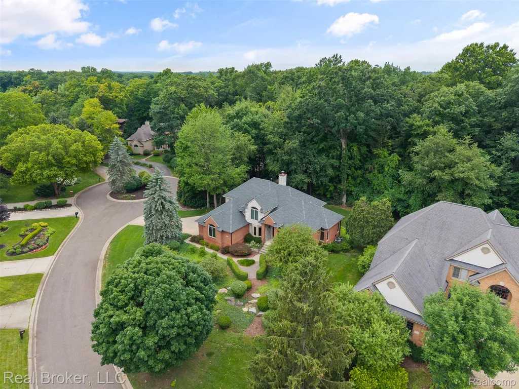 260 Forest Crest Drive Commerce Charter Township MI 48390