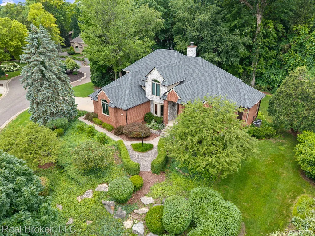 260 Forest Crest Drive Commerce Charter Township MI 48390