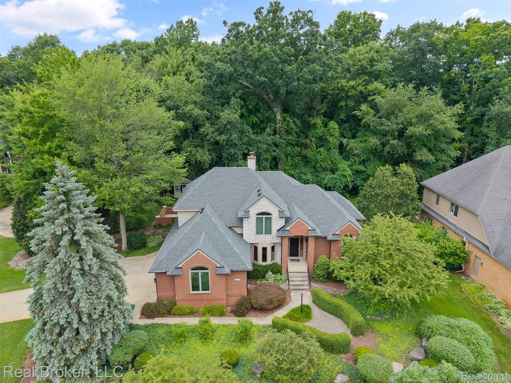 260 Forest Crest Drive Commerce Charter Township MI 48390