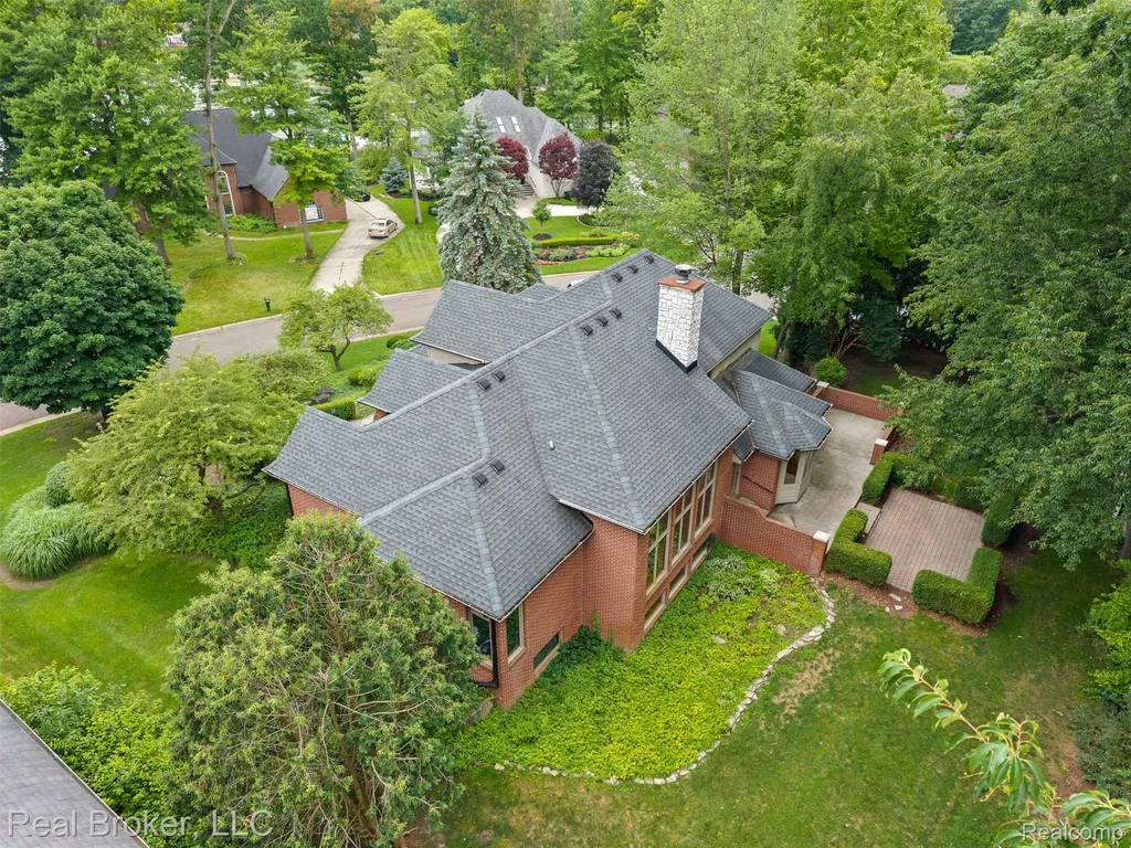 260 Forest Crest Drive Commerce Charter Township MI 48390