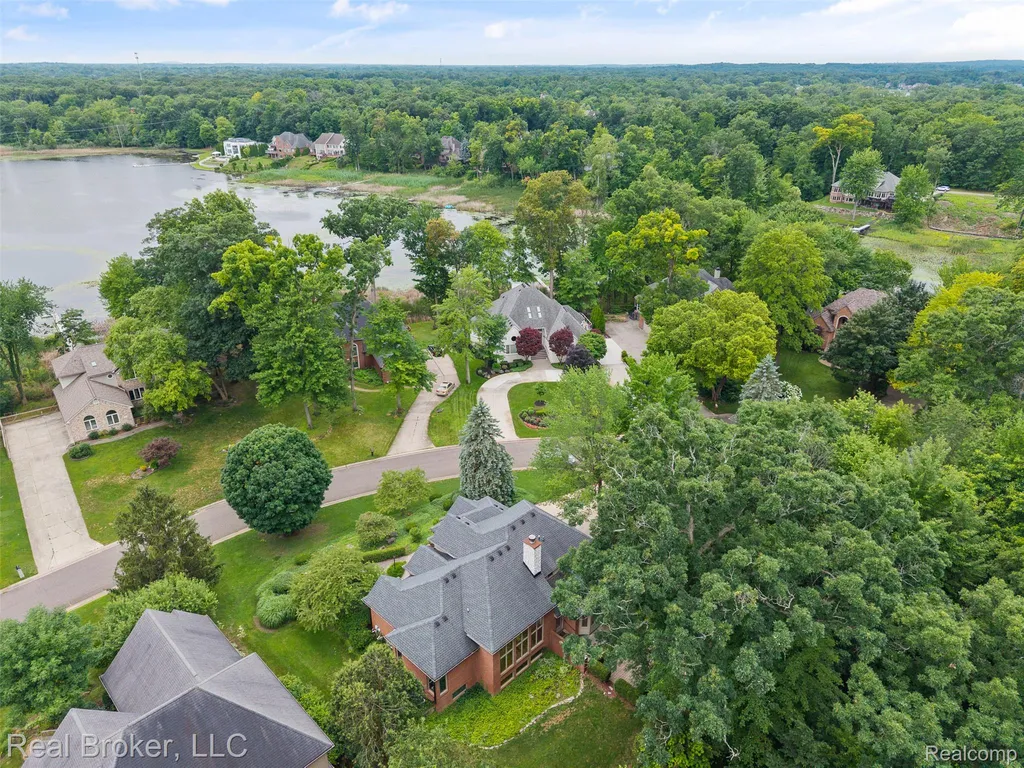 260 Forest Crest Drive Commerce Charter Township MI 48390