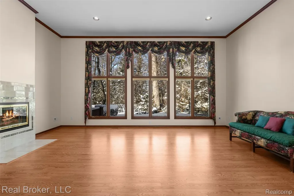 260 Forest Crest Drive Commerce Charter Township MI 48390