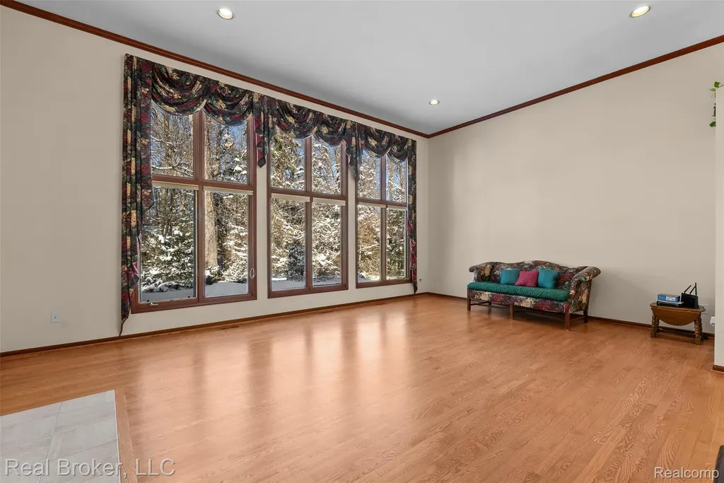 260 Forest Crest Drive Commerce Charter Township MI 48390