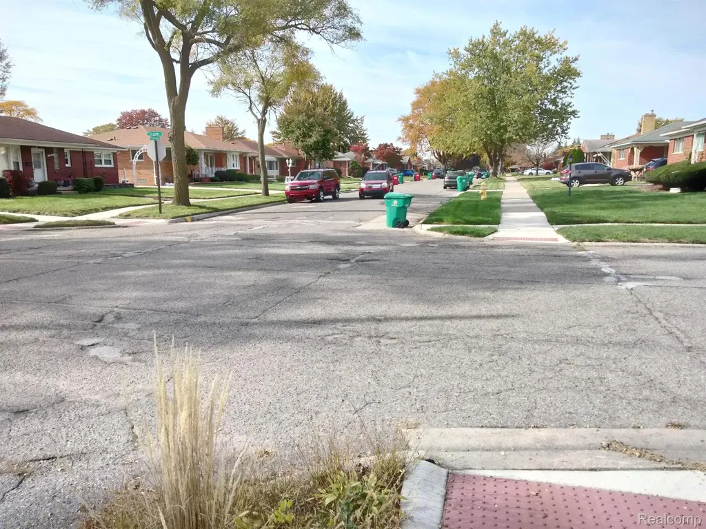16405 W Collinson Avenue Eastpointe City MI 48021