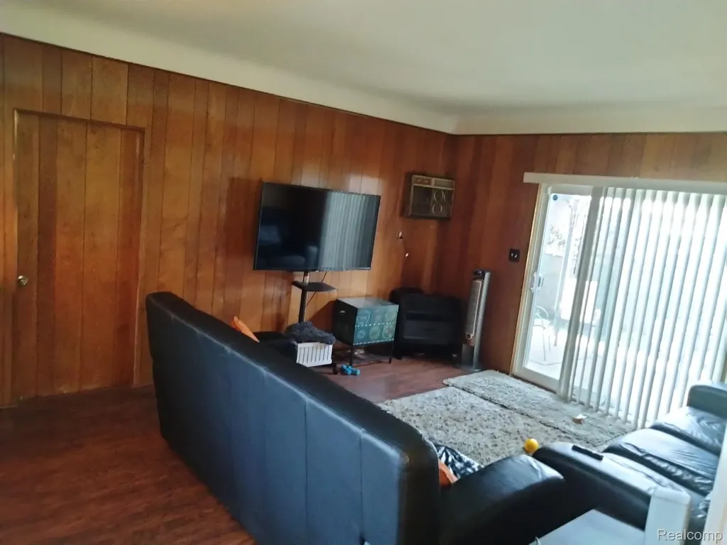 16405 W Collinson Avenue Eastpointe City MI 48021