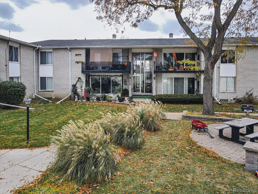 8497 Kennedy Circle Warren City MI 48093