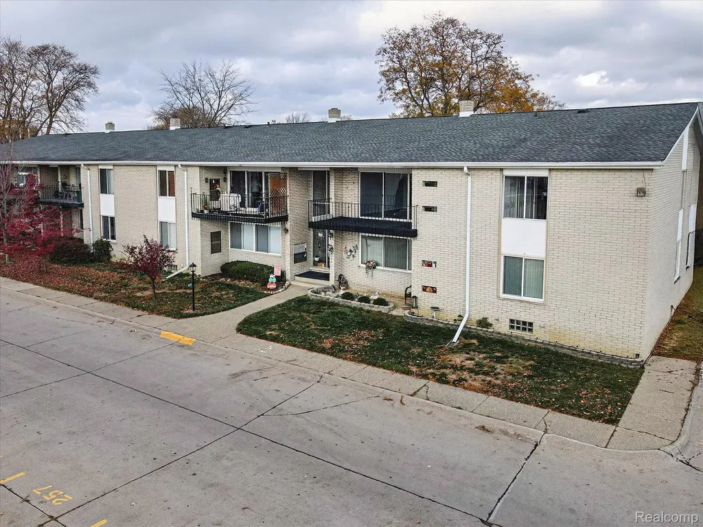 8497 Kennedy Circle Warren City MI 48093