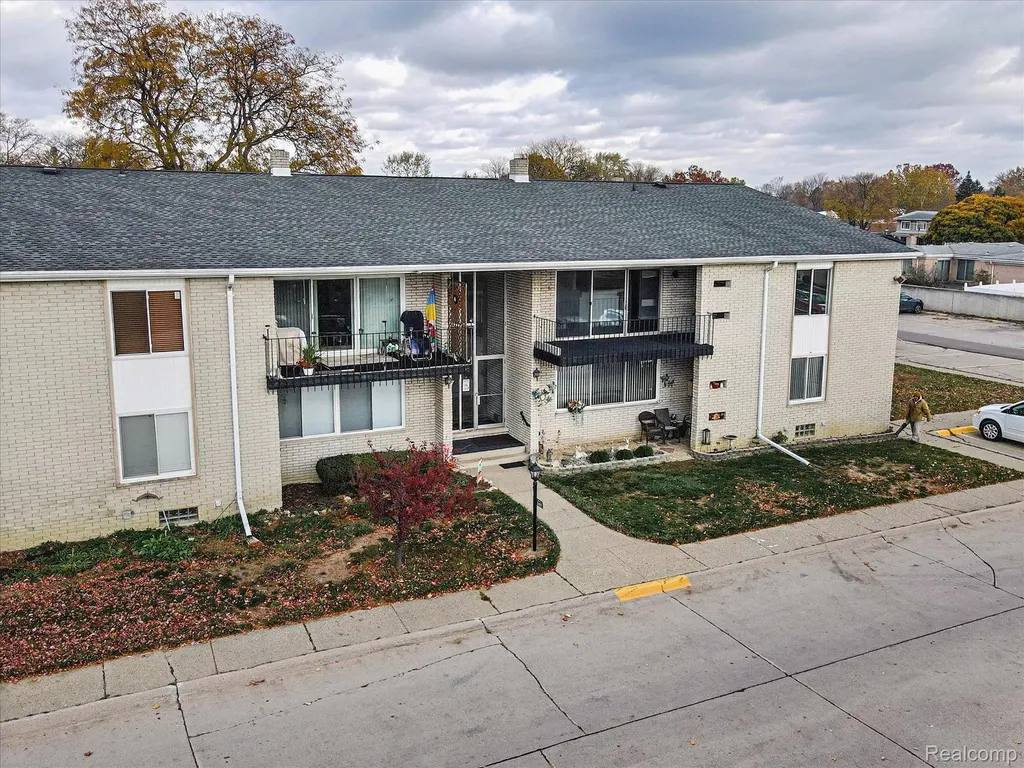 8497 Kennedy Circle Warren City MI 48093