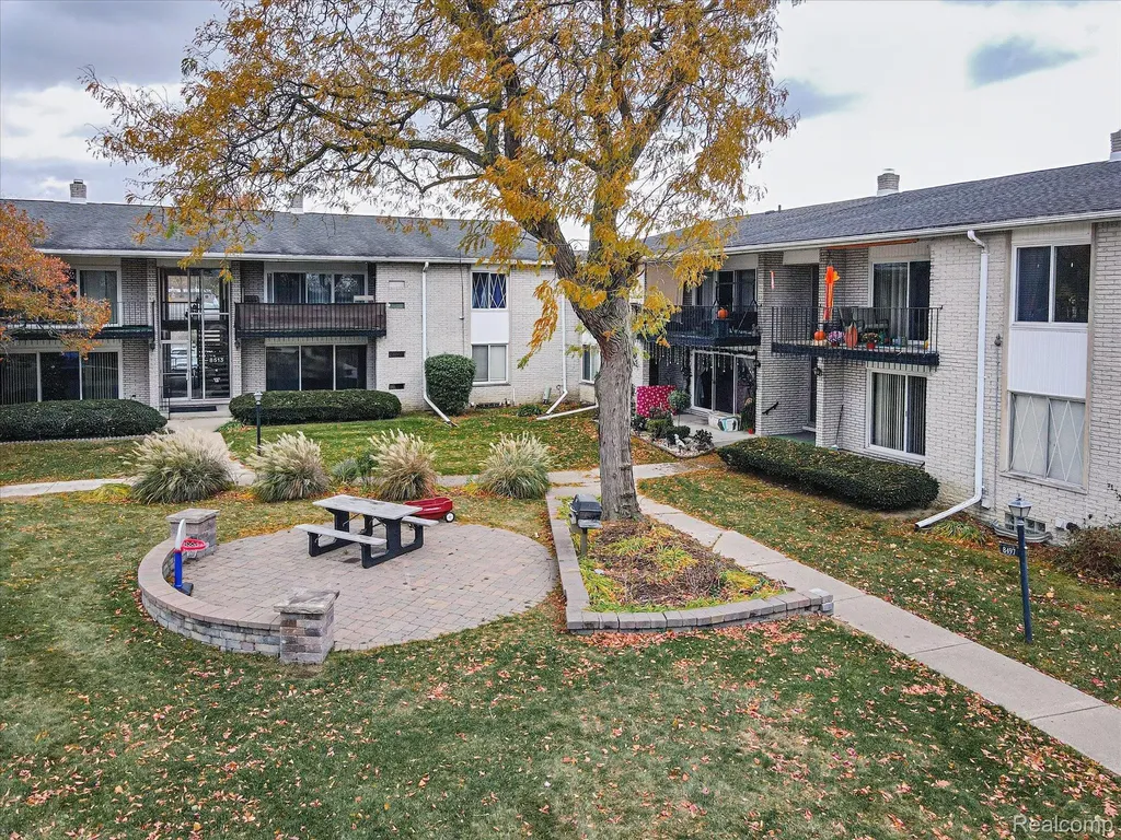 8497 Kennedy Circle Warren City MI 48093