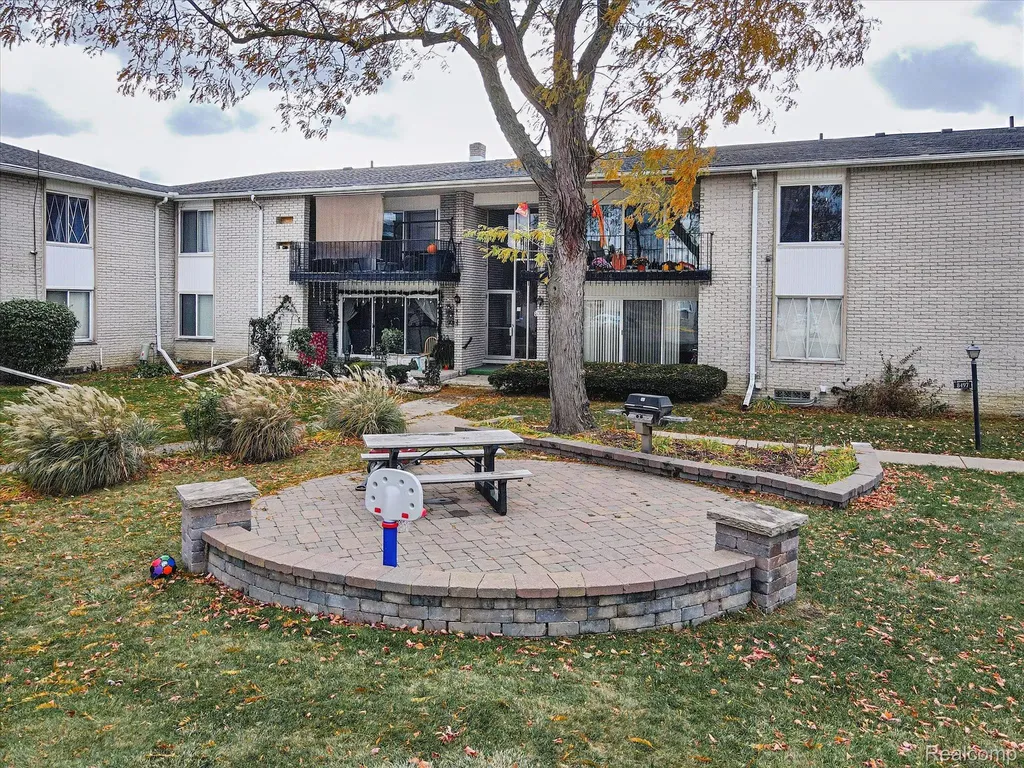 8497 Kennedy Circle Warren City MI 48093