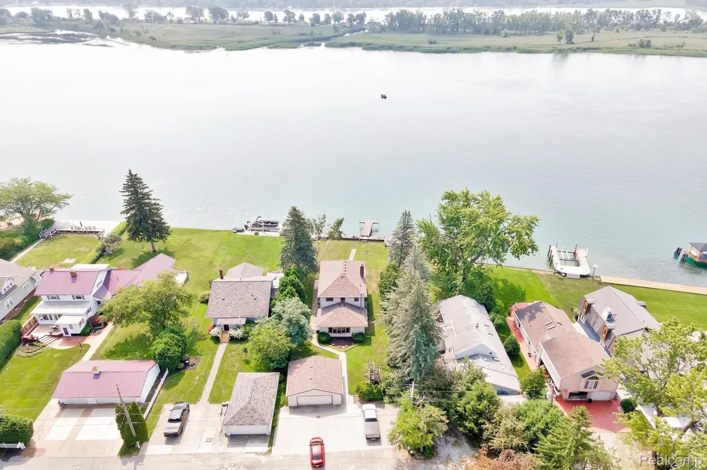 429 Edgewater Algonac City MI 48001