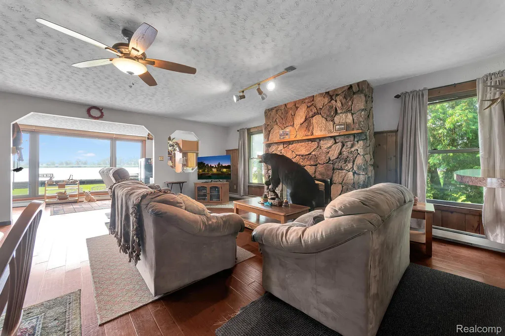 429 Edgewater Algonac City MI 48001