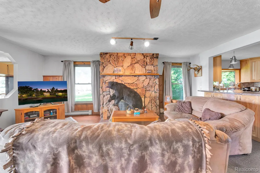 429 Edgewater Algonac City MI 48001