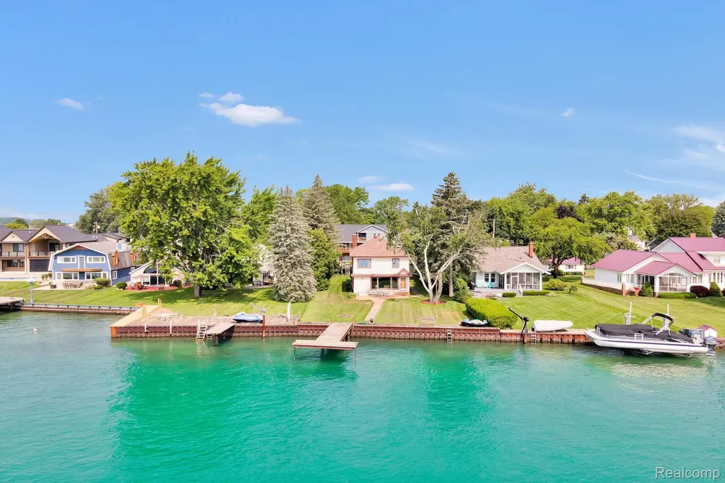 429 Edgewater Algonac City MI 48001