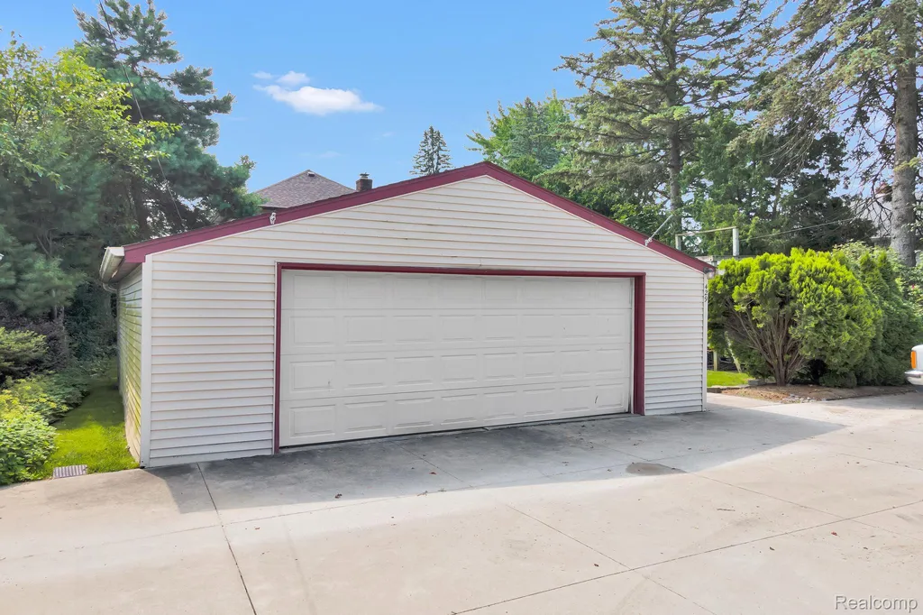 429 Edgewater Algonac City MI 48001