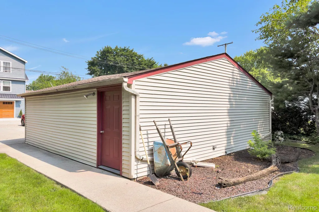 429 Edgewater Algonac City MI 48001