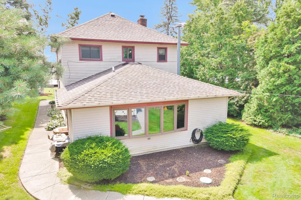 429 Edgewater Algonac City MI 48001