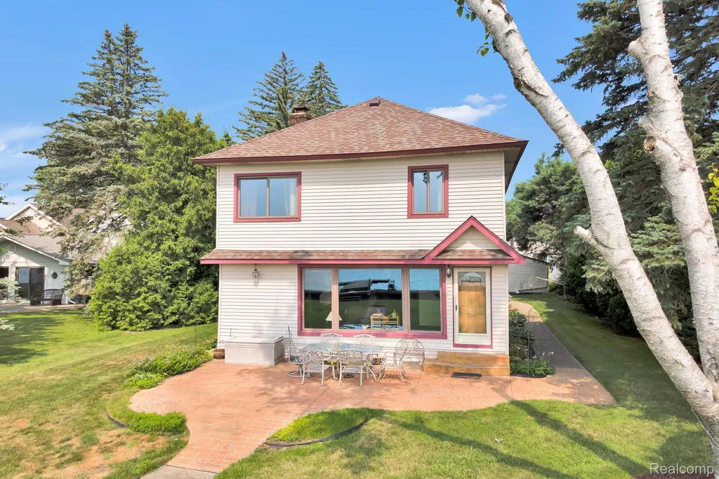 429 Edgewater Algonac City MI 48001