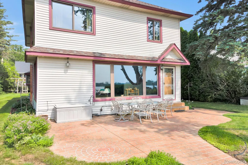 429 Edgewater Algonac City MI 48001
