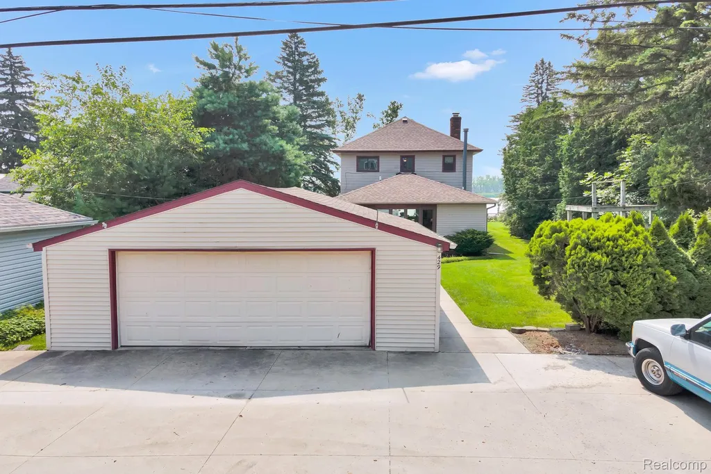 429 Edgewater Algonac City MI 48001