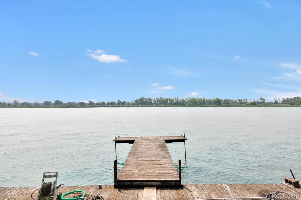 429 Edgewater Algonac City MI 48001