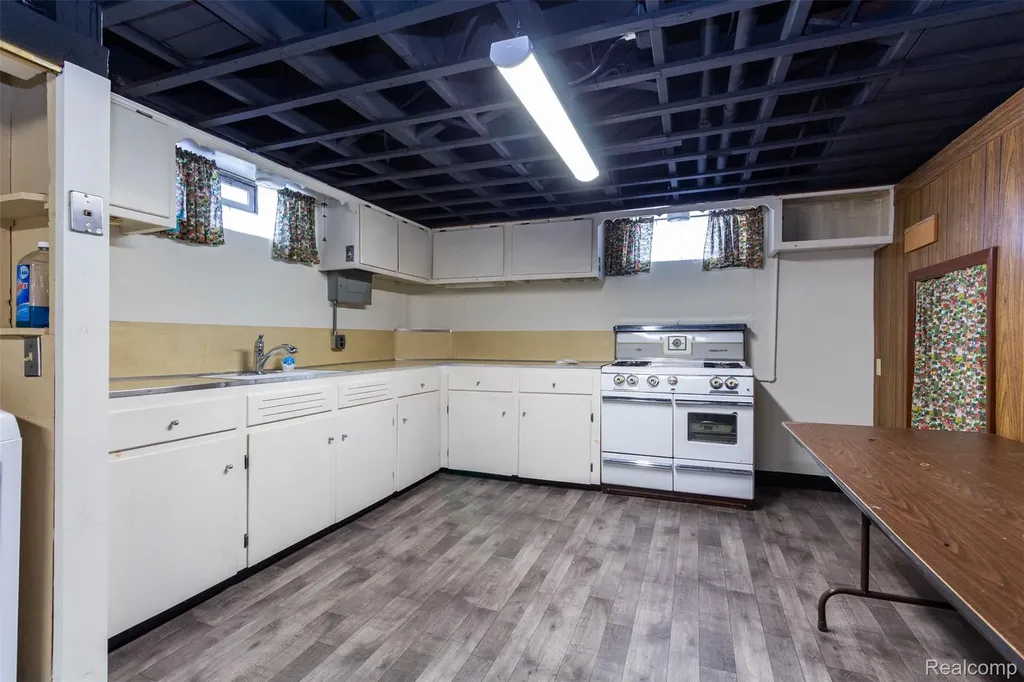 542 S Manitou Avenue Clawson City MI 48017