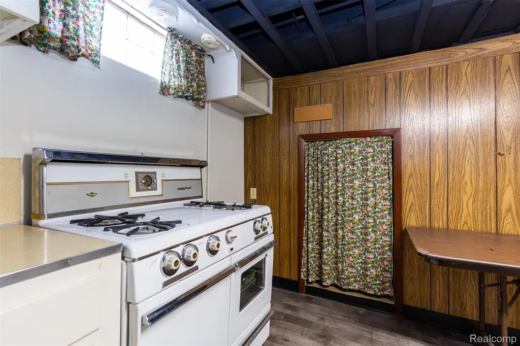 542 S Manitou Avenue Clawson City MI 48017
