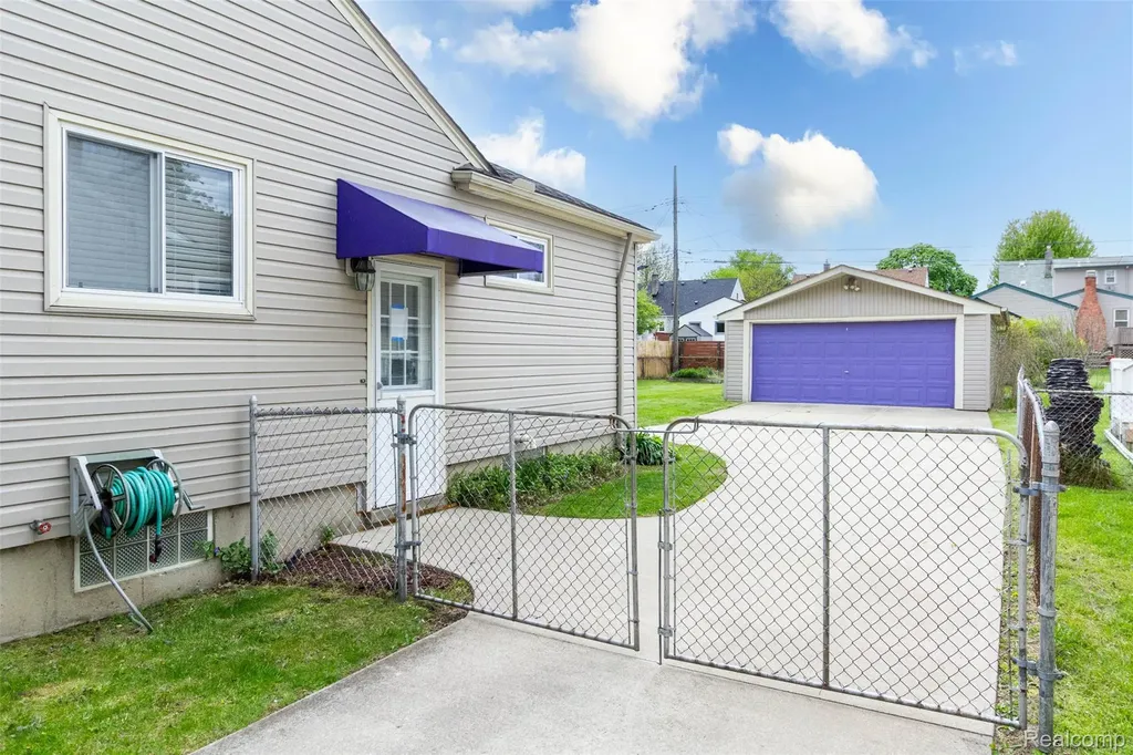 542 S Manitou Avenue Clawson City MI 48017