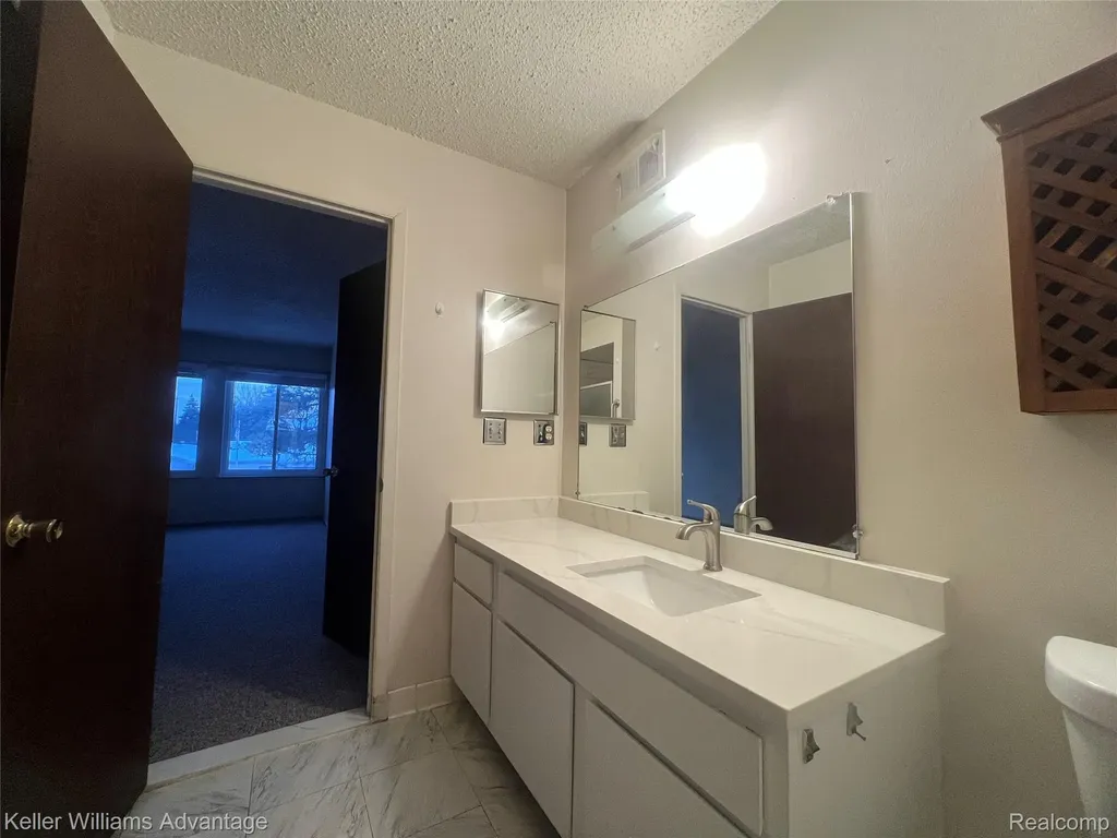 27915 Berrywood Lane Farmington Hills City MI 48334
