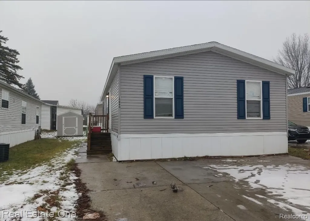 15990 Villaire Avenue Clinton Charter Township MI 48038